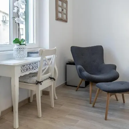 Apartment And Poesia *