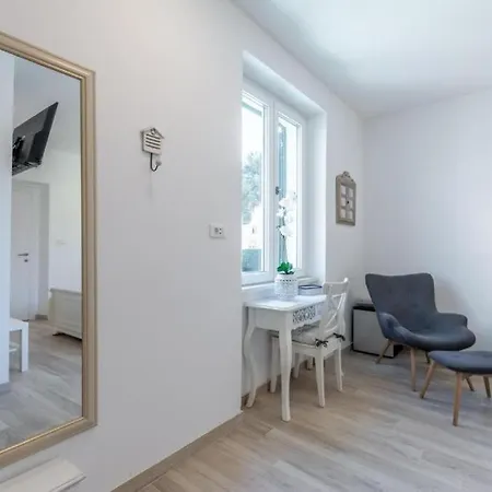 Apartment And Poesia *